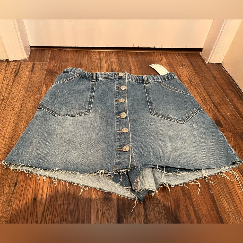 New with Tags! Urban Outfitters BDG waist 31” Denim Skort.